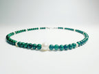 The Bì(碧) handcrafted necklace featuring lustrous white pearls and vibrant green malachite stones arranged in elegant pattern