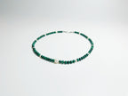 The Bì(碧) handcrafted necklace featuring lustrous white pearls and vibrant green malachite stones arranged in elegant pattern