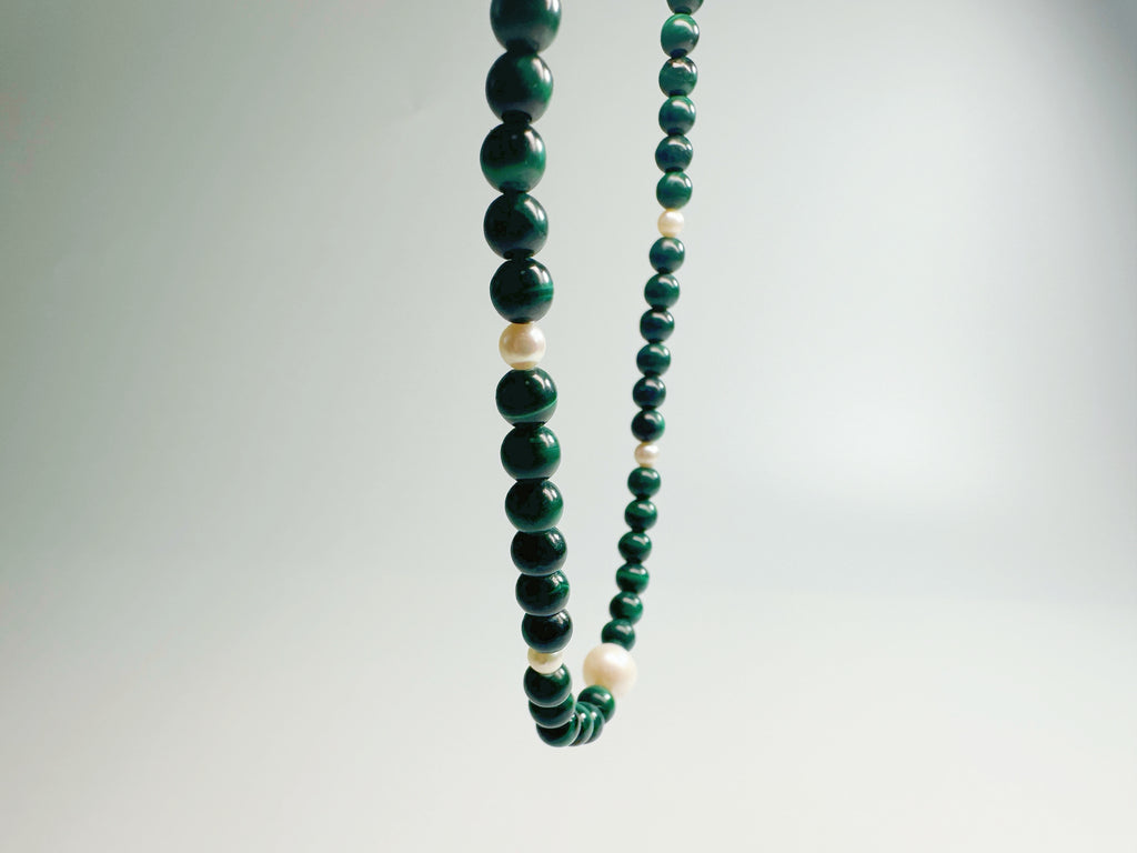The Bì(碧) handcrafted necklace featuring lustrous white pearls and vibrant green malachite stones arranged in elegant pattern