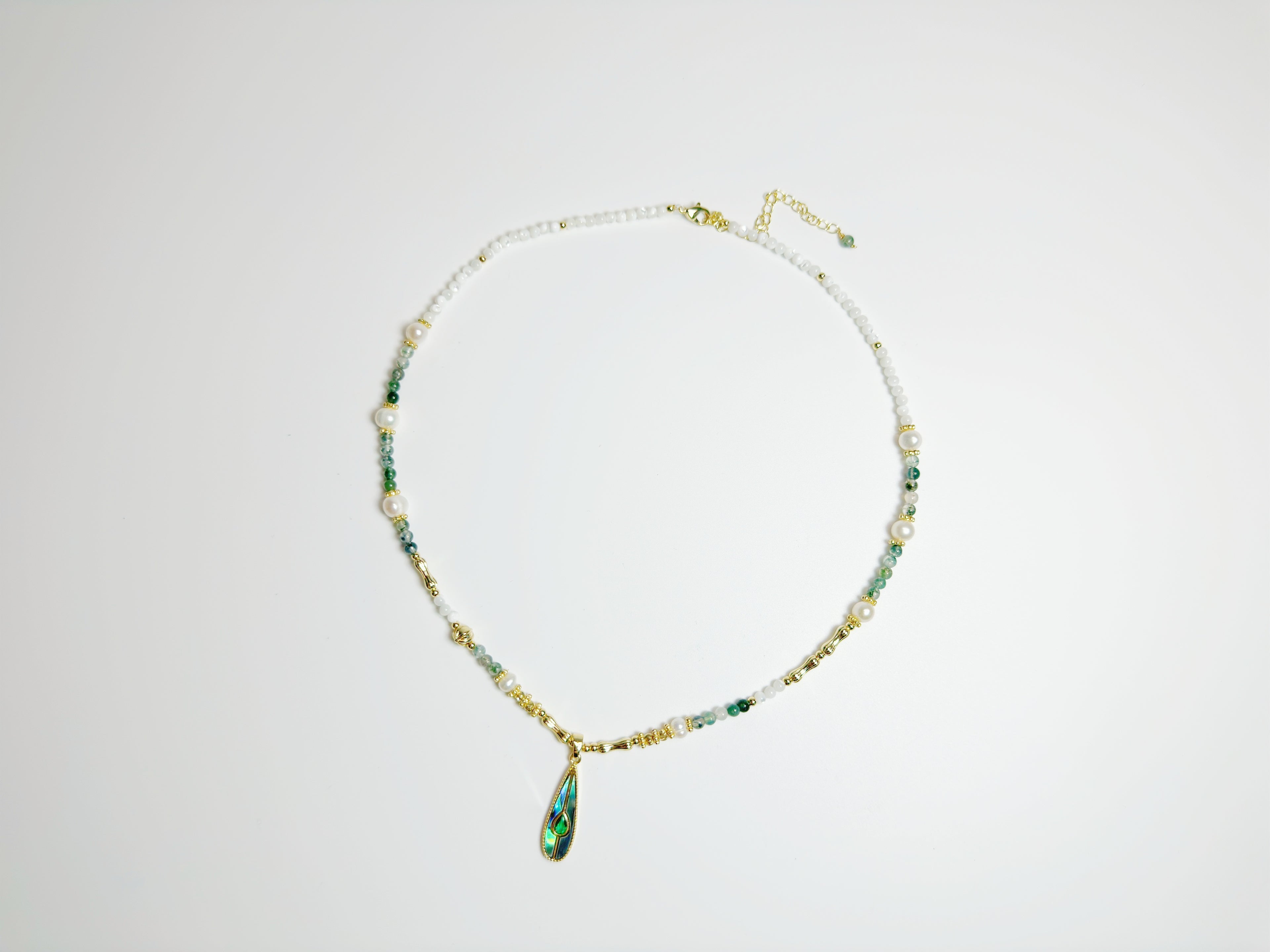 Signature Poise Decisive Power – Handcrafted Mother-of-Pearl & Green Agate Necklace