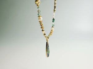 Signature Poise Decisive Power – Handcrafted Mother-of-Pearl & Green Agate Necklace